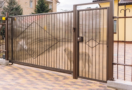 Купить ворота из профлиста с элементами ковки, с металлическими столбами в рамке или под дерево в Ялуторовске от 154590 руб